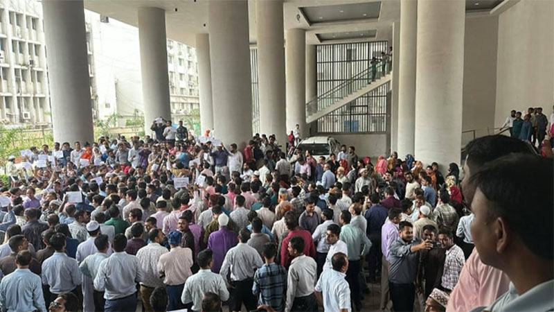 সচিবালয়ে আগামীকালও বিক্ষোভ, সব সরকারি কর্মচারীকে কর্মসূচি পালনের আহ্বান