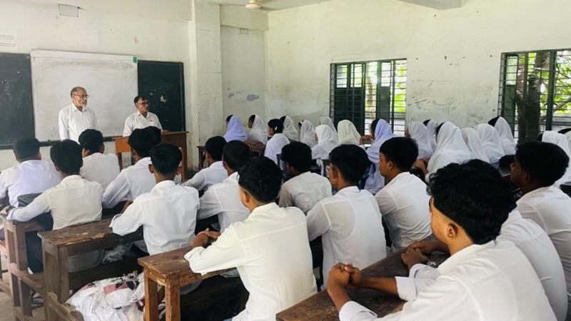 সিরাজদিখানে মাধ্যমিক বিদ্যালয়ে মোবাইল ফোন ব্যবহার নিষিদ্ধ করেছে উপজেলা প্রশাসন