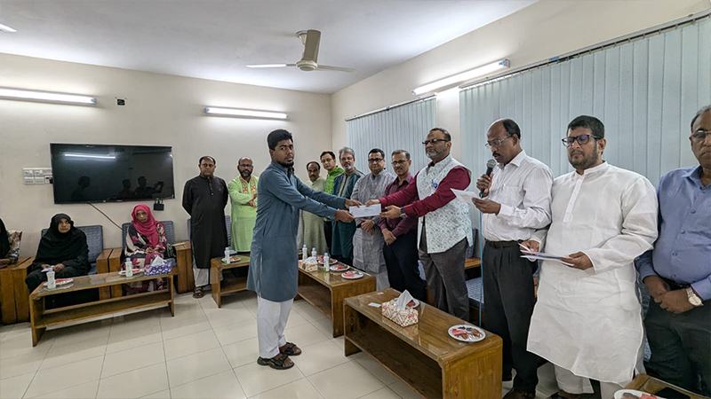 জুলাই অভ্যুত্থানে আহত ঢাবি শিক্ষার্থীদের পাশে সাদা দল