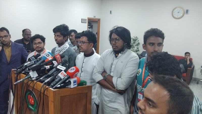 ভোটকেন্দ্রে মোবাইল নিষেধাজ্ঞা প্রত্যাহারসহ ইসিকে ডাকসু ভিপির ৪ দফা দাবি