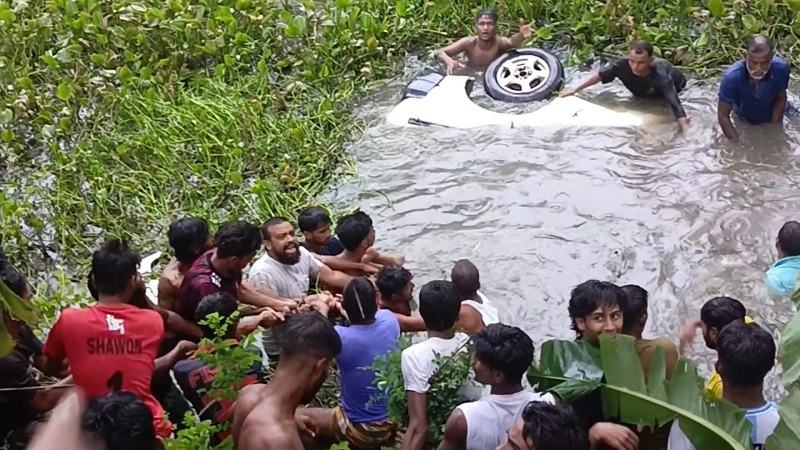 মুন্সিগঞ্জে মাইক্রোবাস খাদে পড়ে প্রবাসীর স্ত্রী নিহত, আহত ১০
