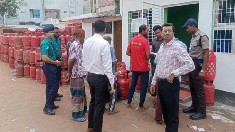 সরকারি দামে গ্যাস সিলিন্ডার বিক্রি নিশ্চিত করতে অভিযান