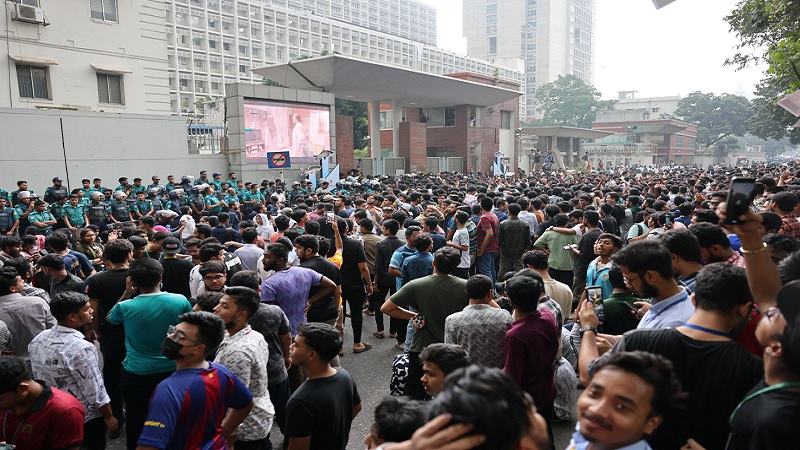 শিক্ষা উপদেষ্টার পদত্যাগের দাবিতে সচিবালয় ঘেরাও