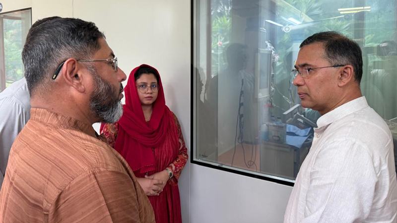 আহত সেনা কর্মকর্তাকে দেখতে সিএমএইচে প্রধানমন্ত্রী