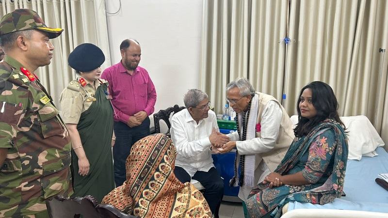 সিএমএইচে ইমেরিটাস অধ্যাপক সুকোমল বড়ুয়াকে দেখতে রাষ্ট্রপতি ও সেনাপ্রধান
