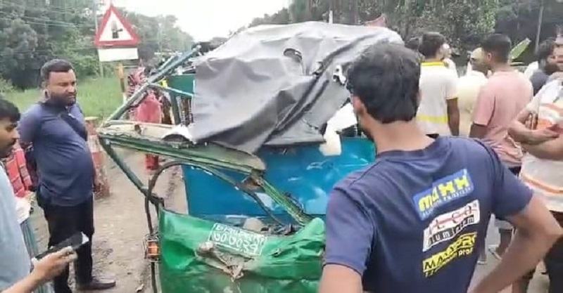 মানিকগঞ্জে অটোরিকশায় ট্রাকের ধাক্কা, নিহত ১