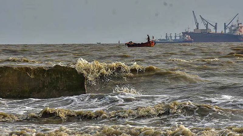 দুর্যোগপূর্ণ আবহাওয়ায় কার্গো থেকে এলএনজি স্থানান্তর ব্যাহত, কমেছে গ্যাস সরবরাহ