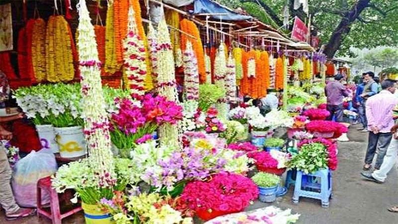 ভালোবাসার দামে ফুল: শাহবাগে আকাশছোঁয়া মূল্য, তবুও থামেনি কেনাকাটা
