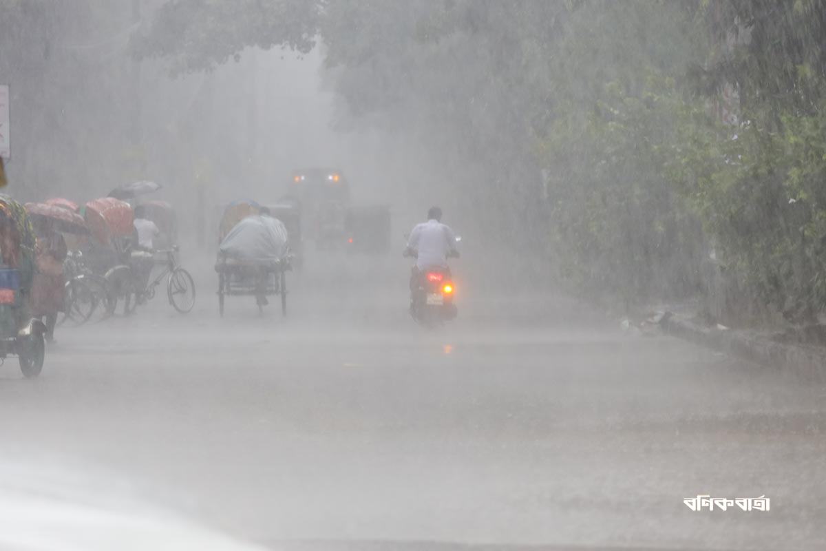 ভারি বৃষ্টিতে জলাবদ্ধতা, ভোগান্তি চরমে