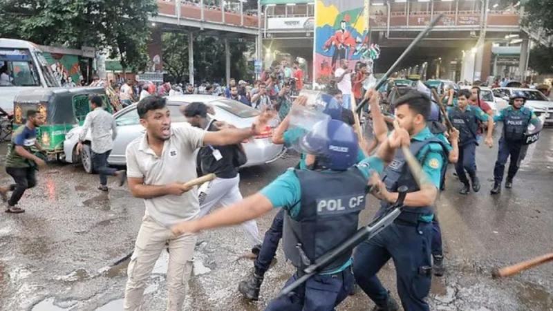 শাহবাগে অবরোধকারীদের সঙ্গে ‘প্রকৃত জুলাই যোদ্ধাদের’ হাতাহাতি, পুলিশের লাঠিপেটা