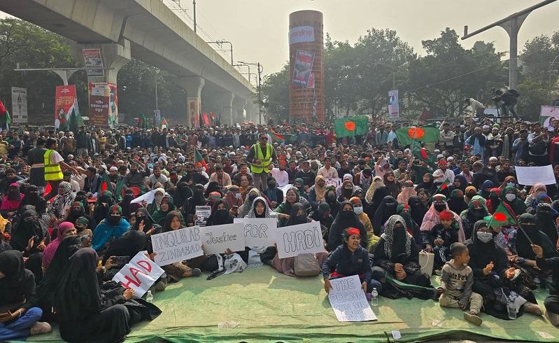 আবারো শাহবাগ মোড়ে অবস্থান ইনকিলাব মঞ্চের