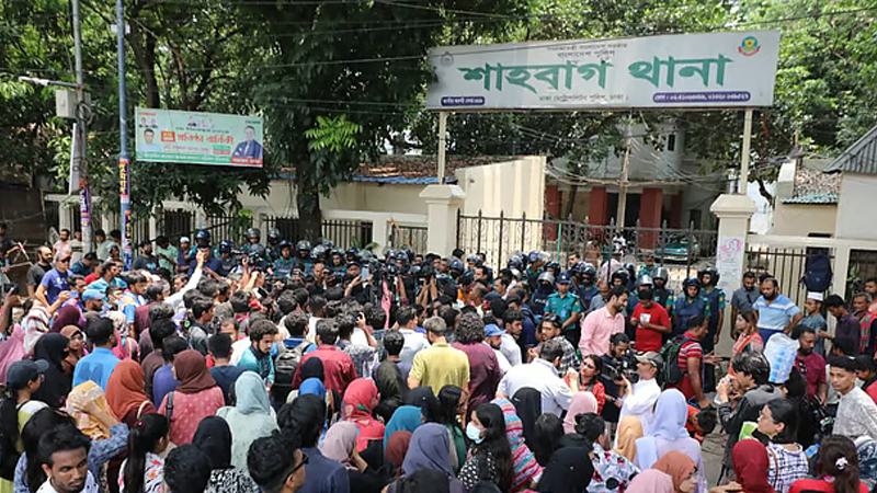 শাহবাগ থানা ঘেরাও, আসামিদের গ্রেফতারে ৪৮ ঘণ্টার আল্টিমেটাম