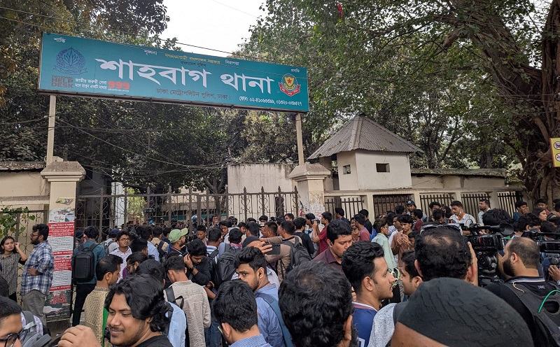 ক্যাম্পাসে সব ধরনের পুলিশিং বন্ধের দাবিতে ঢাবি শিক্ষার্থীদের বিক্ষোভ