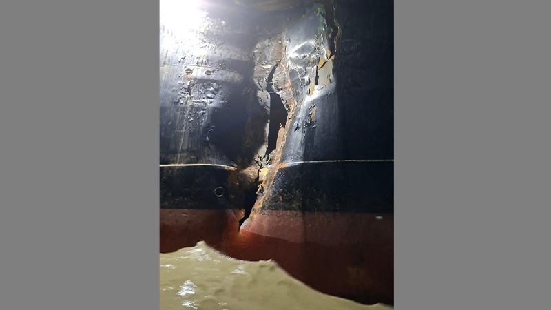 চট্টগ্রাম বন্দরে আলফা অ্যাংকরেজে দুই বাল্ক ক্যারিয়ারের সংঘর্ষ