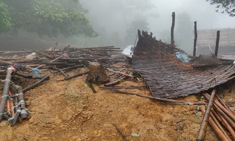 সাজেকে ভারী বর্ষণে ভেঙে পড়ল ৫ বসতঘর