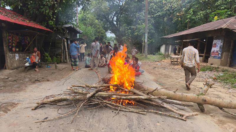 রাঙ্গামাটি-খাগড়াছড়িতে আধাবেলা অবরোধ, সড়কে আগুন জ্বালিয়ে বিক্ষোভ