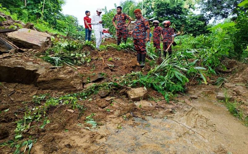 পাহাড়ধসে বন্ধ সাজেক সড়ক, আটকা পড়েছেন ৪ শতাধিক পর্যটক
