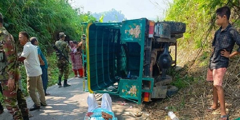 সাজেক থেকে ফেরার পথে পর্যটকবাহী গাড়ি উল্টে আহত ৭