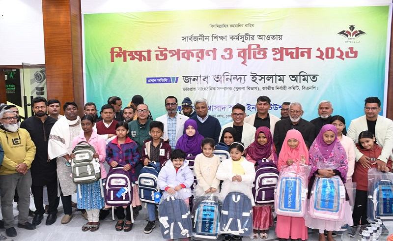 আসাদ স্মৃতি ইন্সটিটিউশনের উদ্যোগে স্কুল ড্রেস ও ব্যাগ বিতরণ