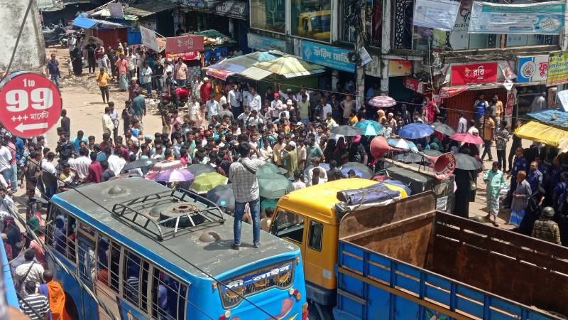 উখিয়ায় রোহিঙ্গা ক্যাম্পের চাকরিচ্যুত শিক্ষকদের সড়ক অবরোধ