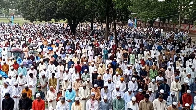 শোলাকিয়ায় বৃষ্টিতে ভিজে ঈদের নামাজ আদায় করলেন হাজার হাজার মুসল্লি
