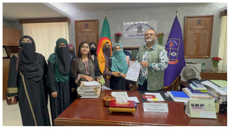 ঢাকা বিশ্ববিদ্যালয়ের নারী শিক্ষার্থীদের হলের সমস্যা সমাধানে স্মারকলিপি প্রদান