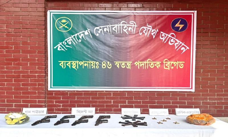 বিমানবন্দর স্টেশনে বিশেষ অভিযানে ৮টি বিদেশী অস্ত্র ও বিস্ফোরক জব্দ