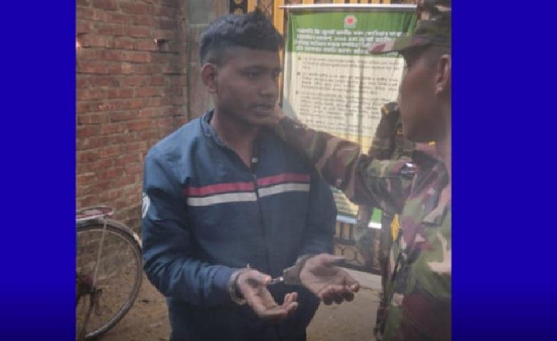 চট্টগ্রামে ভোট কেন্দ্রে অবৈধ অনুপ্রবেশের অভিযোগে যুবক আটক