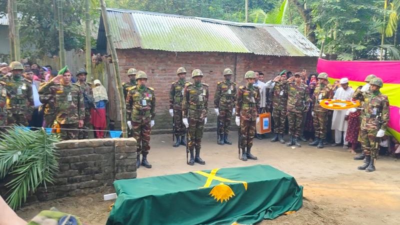 বাবার কবরের পাশে শায়িত শান্তিরক্ষী সবুজ মিয়া
