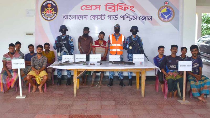 সুন্দরবন থেকে অস্ত্রসহ দুই বনদস্যু আটক, জিম্মি ৯ জেলে উদ্ধার