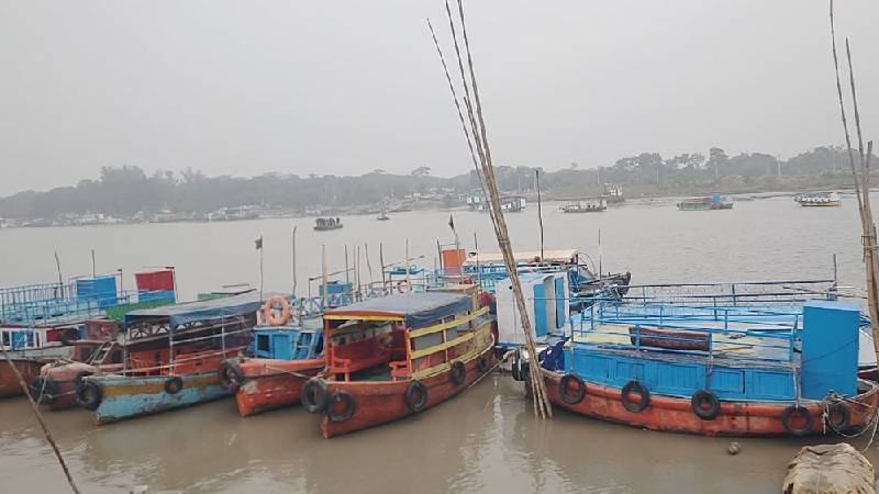 সুন্দরবনে পর্যটনবাহী জালিবোটসহ সকল নৌযান চলাচল বন্ধ