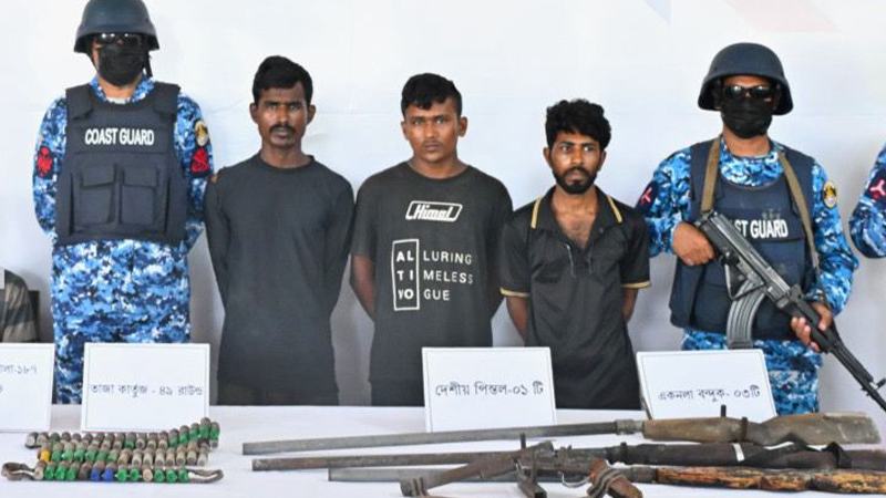 সুন্দরবনে বিশেষ অভিযানে অস্ত্র-গোলাবারুদসহ ৩ দস্যু আটক