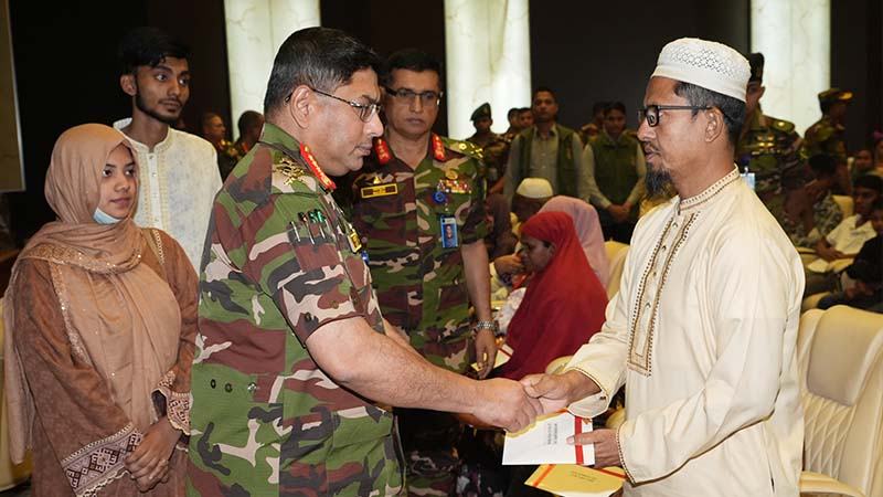 জুলাই গণঅভ্যুত্থানে আহত যোদ্ধা ও নিহত যোদ্ধাদের পরিবারের সদস্যদের সংবর্ধনা সেনাবাহিনীর