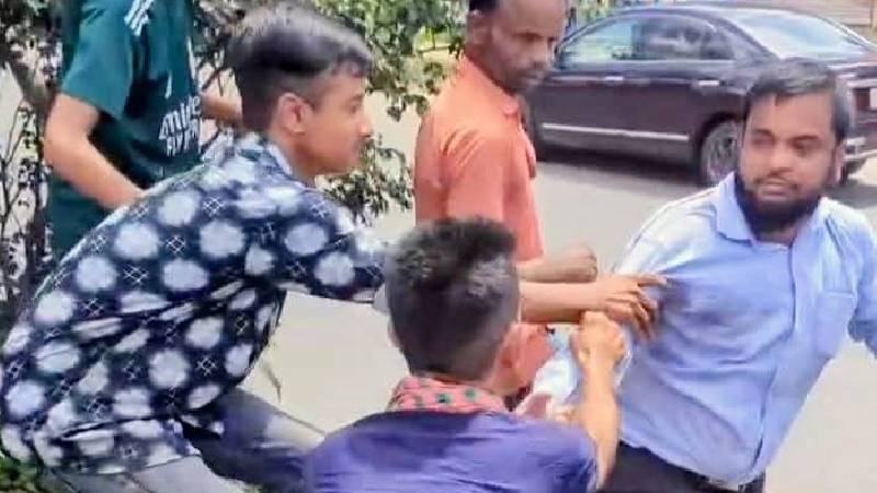 গাজীপুরে সড়কে উচ্ছেদ অভিযানে মারধরের শিকার ২ সওজ কর্মকর্তা