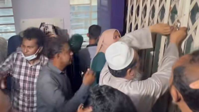 খাতুনগঞ্জে সম্মিলিত ইসলামী ব্যাংকের চার শাখায় গ্রাহকদের বিক্ষোভ