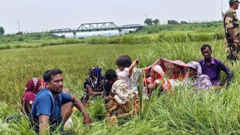 সাপাহার সীমান্ত: পুশ ইনে ব্যর্থ হয়ে  ১৮ ঘণ্টা পর ১৭ জনকে ফিরিয়ে নিল বিএসএফ