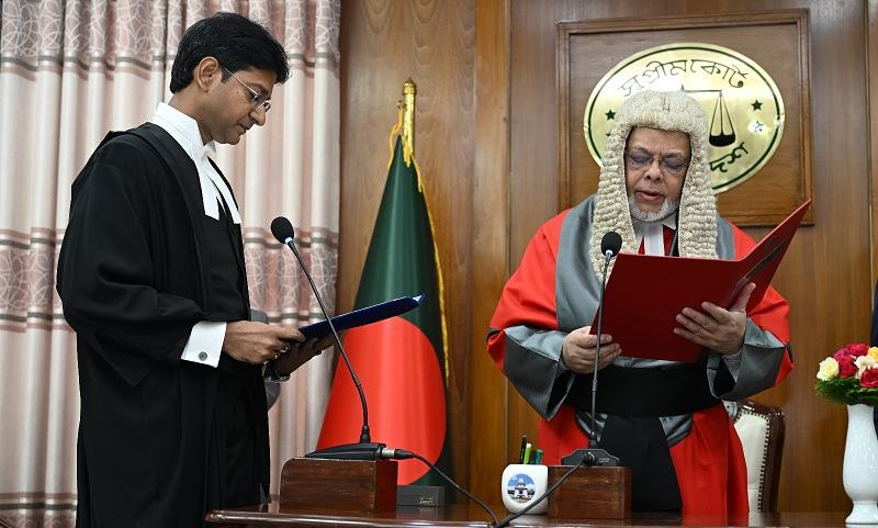 হাইকোর্টের বিচারক হিসেবে শপথ নিলেন বিচারপতি দেবাশীষ রায় চৌধুরী