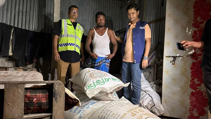 কুড়িগ্রামে রাতভর অভিযান চালিয়ে ২১৫০ কেজি সার উদ্ধার, দুইজনকে জরিমানা