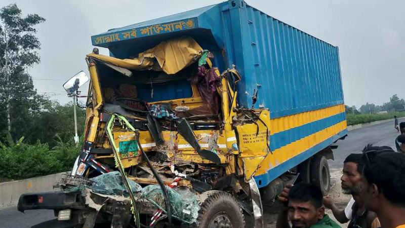 হেলপার ড্রাম ট্রাক চালানোর সময় দুর্ঘটনা, ধাক্কায় নিহত অপর গাড়ির চালক