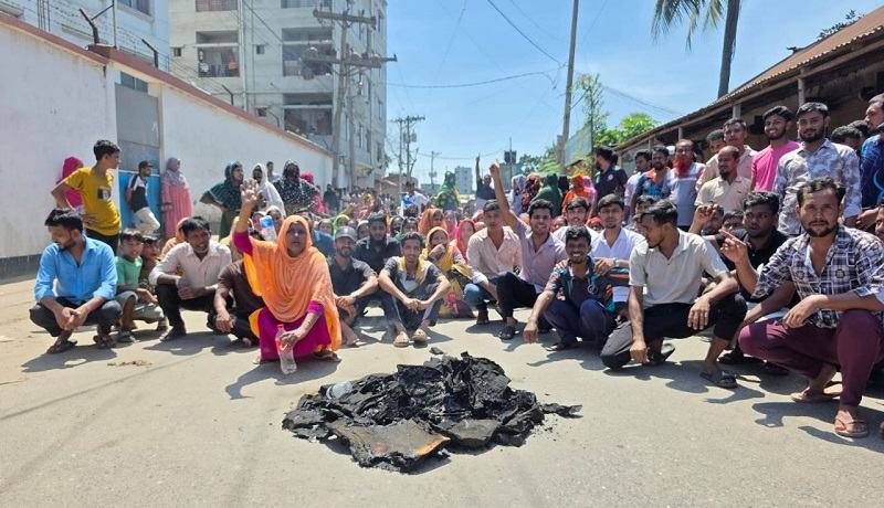 গাজীপুরে বকেয়া বেতনের দাবিতে গার্মেন্টস শ্রমিকদের সড়ক অবরোধ