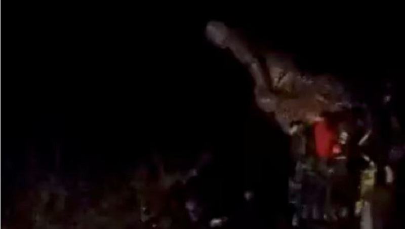 হাফেজ আল-আসাদের ভাস্কর্য ভেঙে ফেলেছে সিরিয়ার বিদ্রোহীরা