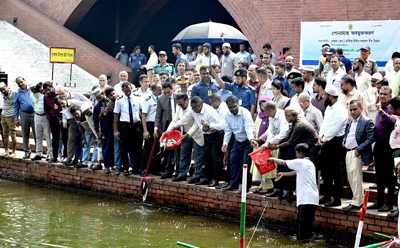 সংসদ ভবন লেকে পোনামাছ অবমুক্ত করলেন স্পিকার