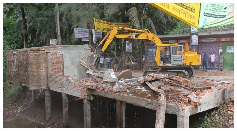 লক্ষ্মীপুরে জলাবদ্ধতা নিরসনে অবৈধ স্থাপনা উচ্ছেদ অভিযান