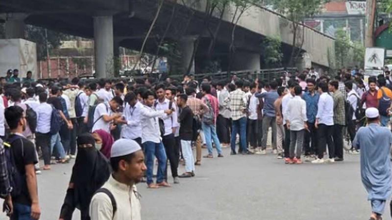 তেজগাঁওয়ের সাতরাস্তায় শিক্ষার্থীদের অবরোধ, যান চলাচল বন্ধ