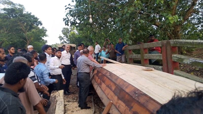 নেছারাবাদে শতবর্ষী নৌকার হাট পরিদর্শনে দুর্যোগ ও ত্রাণ উপদেষ্টা