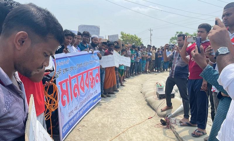 সাতক্ষীরায় ভাঙা বেড়িবাঁধ মেরামতের দাবিতে মানববন্ধন