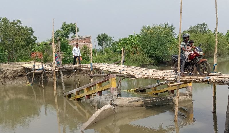 সাতক্ষীরায় সেতু ধসে পড়ে তিন উপজেলার ৩০ গ্রামের যোগাযোগ বিচ্ছিন্ন