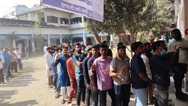 কড়াইল ও টিঅ্যান্ডটি কেন্দ্রে নারীর চেয়ে পুরুষ ভোটারের ভিড় বেশি
