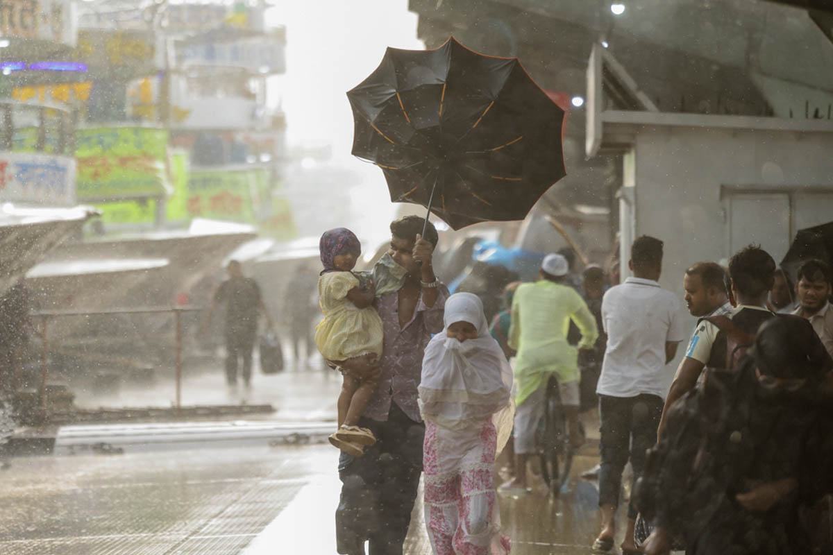 বৃষ্টির কারণে ঈদযাত্রায় ভোগান্তি