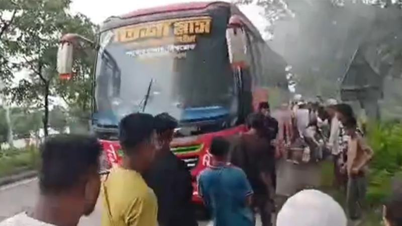 কুমিল্লায় চলন্ত বাসে আগুন, রক্ষা পেলেন যাত্রীরা